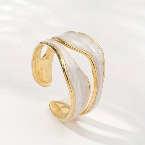 Åben, bølgeformet forgyldt ring