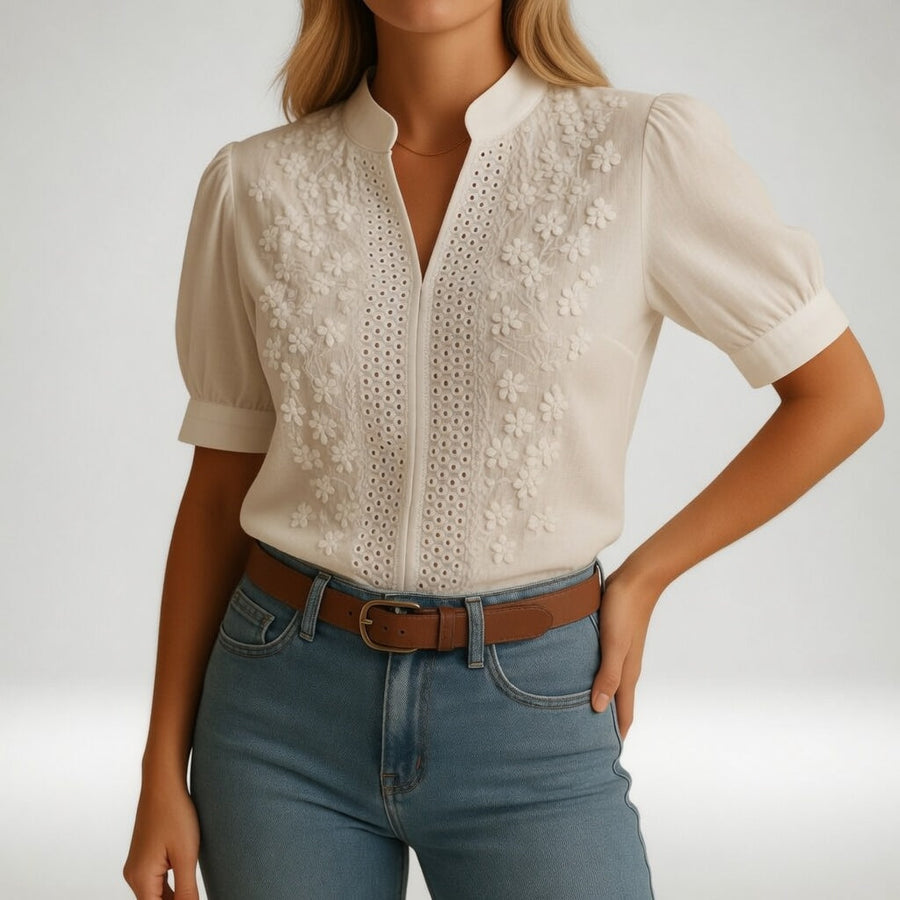 Aliénor™ — Hulbroderet bluse med V-hals og naturlig raffinement
