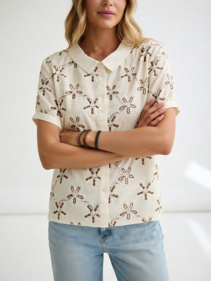 Amandélie™ — Elegant, let blouse med blomsterbroderi