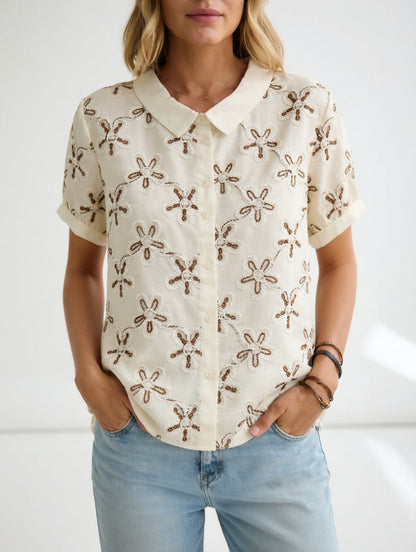 Amandélie™ — Elegant, let blouse med blomsterbroderi