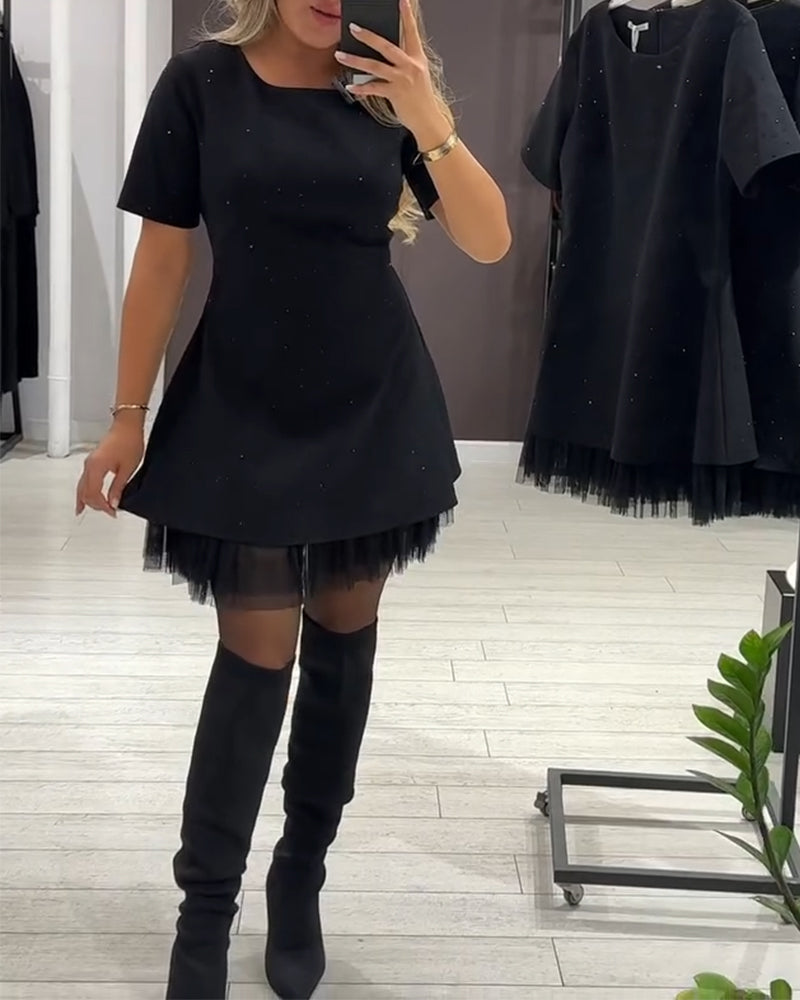 Camille™ – Elegant minikjole med glitrende komfort