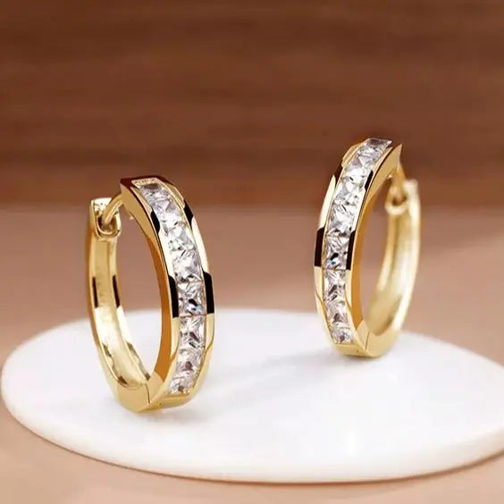 Elegante creoler i guld med krystal