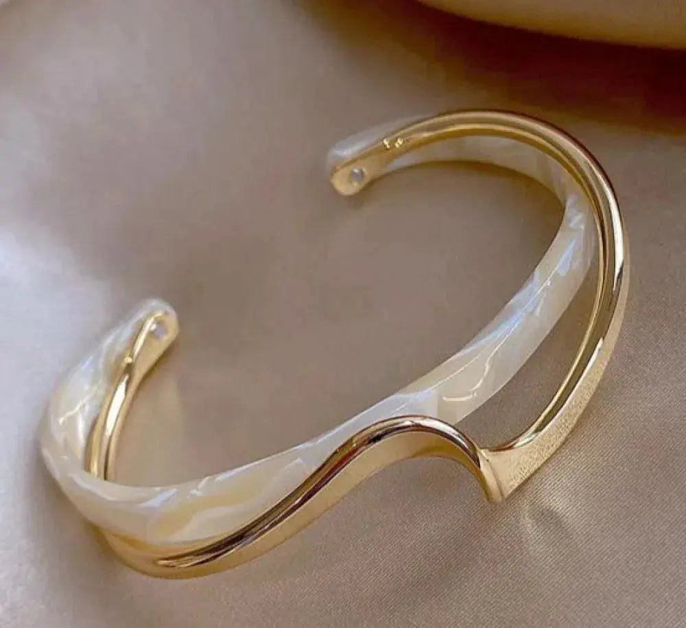 Elegant guldarmbånd med hvid opal
