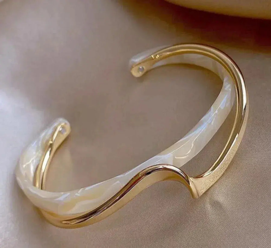 Elegant guldarmbånd med hvid opal